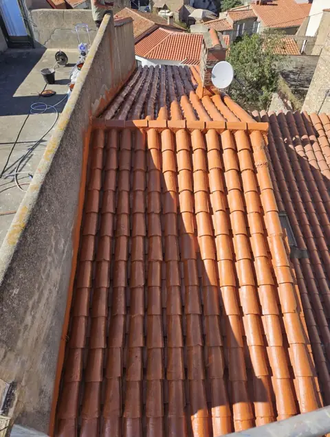Après : toit de centre ancien, nettoyage de la couverture par ASJ Toiture